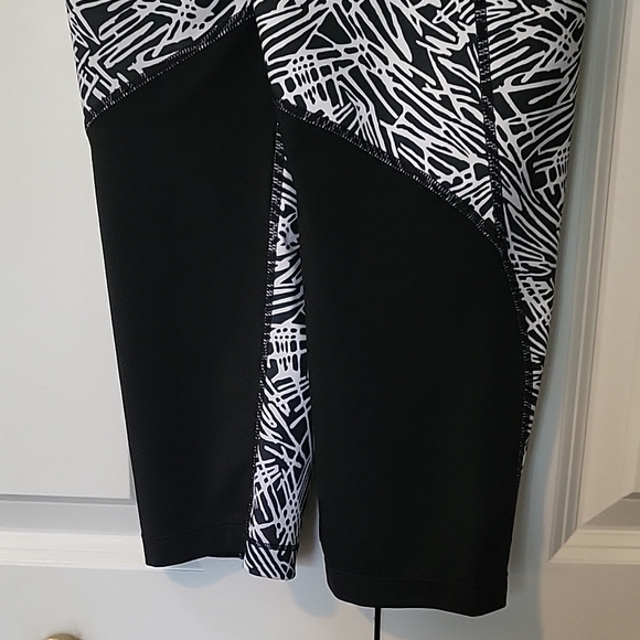 Nike Pro Monochrome Black & White Pattern Capri Leggings Women Size Medium - Picture 3 of 5